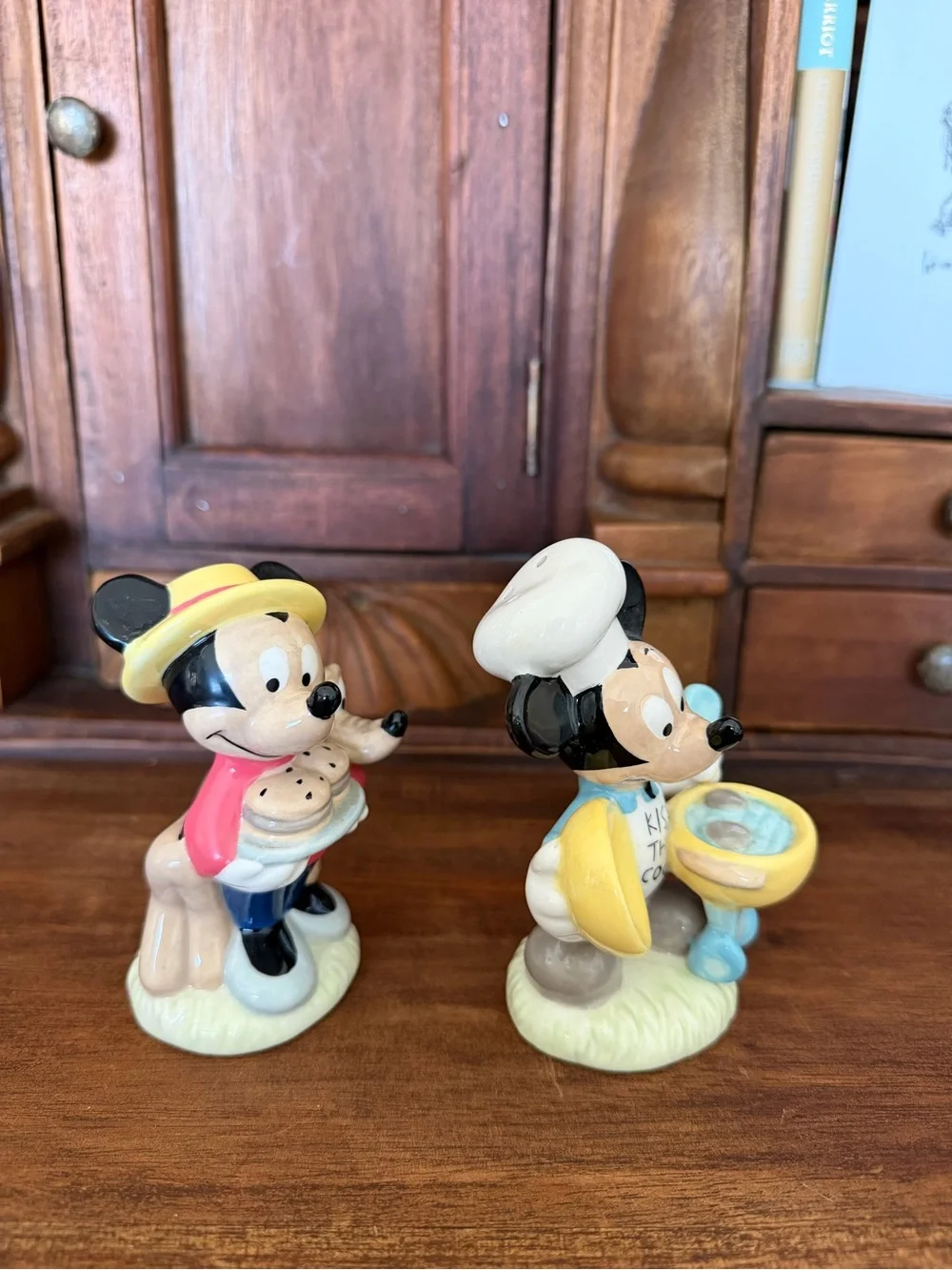 Disney Mickey Minnie Pluto Ceramic Salt Pepper Shakers Chef Picnic Set